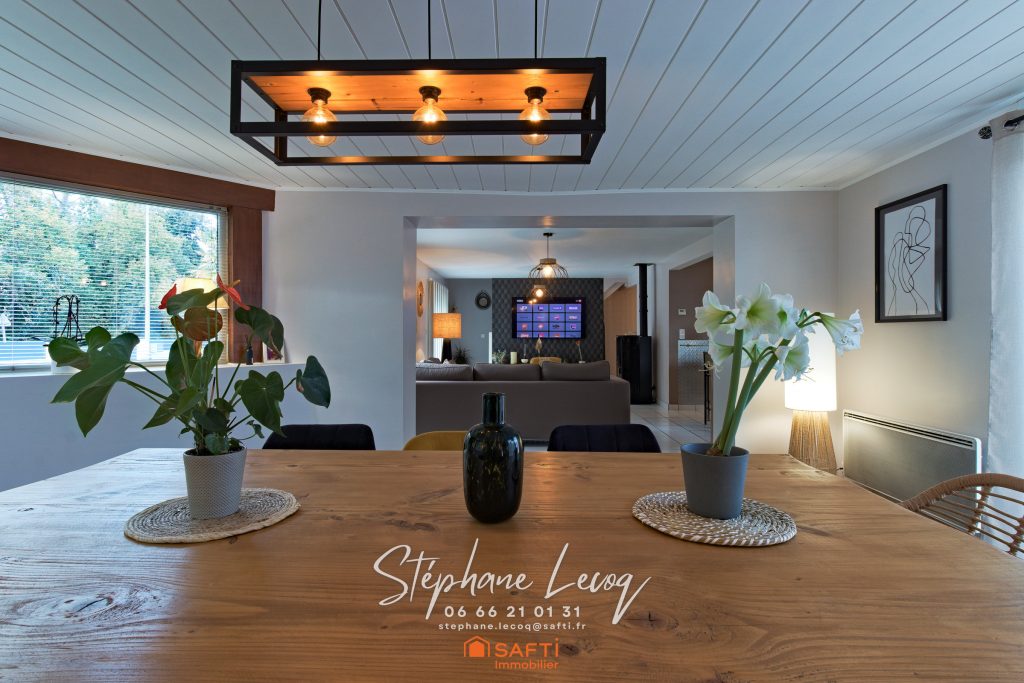 Située à l’orée d’une forêt et à deux pas du bourg d’Erdeven, cette maison de 116 m², édifiée sur une parcelle de 700 m², offre un cadre calme et verdoyant tout en conservant un accès rapide aux commerces, aux écoles et aux sentiers de balades à pied ou à vélo.