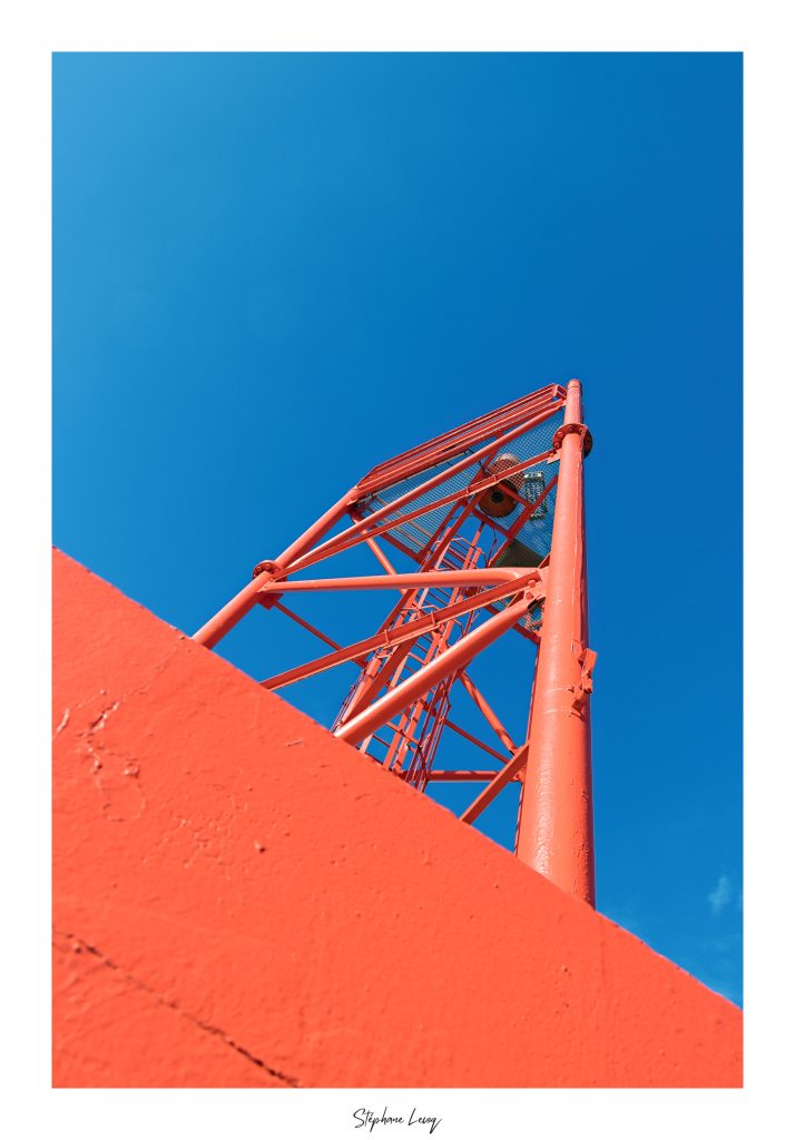 Allongé au pied du tétraèdre du sémaphore de la barre d'Etel - photographie Stéphane Lecoq